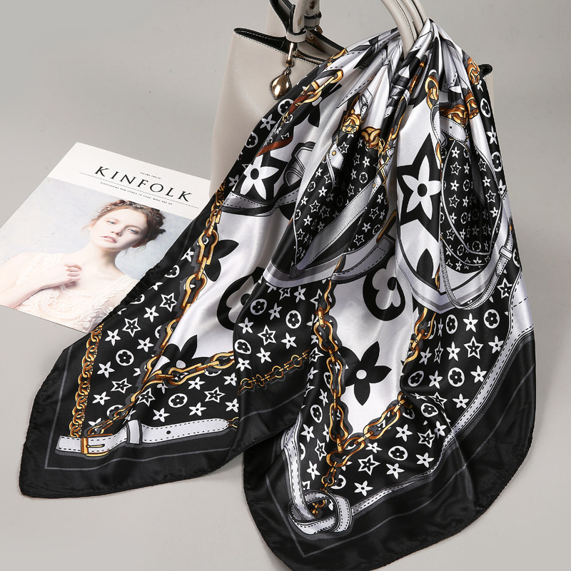 Photography Of The Year - Jedwabna apaszka w stylu light luxury,